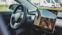 Autopilot Tesli po aktualizacji zaczął dziwnie jeździć, Elona Muska to nie dziwi