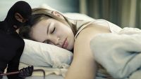 Podniósł powieki śpiącej dziewczynie i ukradł jej 100 tysięcy złotych