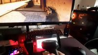 Zakupy w CSGO na poważnie; gracz kupuje broń za pomocą czytnika kodów