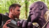 Thor kontra Kang w Avengers 5? Jonathan Majors wyzwał bohatera Chrisa Hemswortha