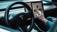 Stracił kierownicę w trakcie jazdy, Tesla z groźną awarią