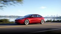 Tesla nie lubi jazdy w deszczu; właściciel dostał rachunek na niemal 90 tys. złotych za uszkodzone baterie