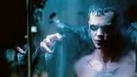 W zwiastunie remake'u kultowego Kruka Bill Skarsgard wraca do żywych i wkracza na ścieżkę zemsty