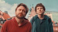 Jesse Eisenberg chce zostać Polakiem i nakręcił z Kieranem Culkinem „list miłosny” do naszego kraju. Zobacz pierwszy zwiastun komediodramatu Prawdziwy ból