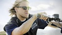 Gwiazda Synów Anarchii Charlie Hunnam staje się seryjnym mordercą w kontynuacji najbardziej udanego miniserialu Netflixa w historii
