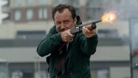 Nr 1 w 53 krajach - solidny kryminał z Jude’em Law w roli agenta FBI ma 92% na Rotten Tomatoes, thriller podbija listy przebojów streamingu i zachwyca widzów