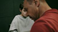 Wstrząsający thriller Netflixa ustanowił rekord dla najchętniej oglądanego miniserialu platformy. Nakręcone w jednym ujęciu Dojrzewanie doczeka się 2. sezonu?