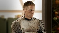 Nowy thriller sci-fi o zbuntowanym cyborgu może być kolejnym hitem Apple TV+. Zyskujący wolną wolę Alexander Skarsgard na pierwszej zapowiedzi serialu Murderbot