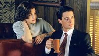 35 lat temu zadebiutował jeden z najlepszych i najbardziej przełomowych seriali w historii telewizji. Kultowe Miasteczko Twin Peaks do dziś fascynuje, nie tracąc przy kolejnym seansie