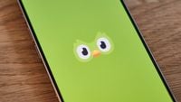16 miesięcy temu Duolingo zastąpiło 10 procent swoich pracowników sztuczną inteligencją. Teraz CEO firmy twierdzi, że „Nie widzę AI jako zamiennika”