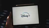 Disney+ zaskakuje kryminałem: już dziś 3 odcinki nowego serialu pełnego akcji
